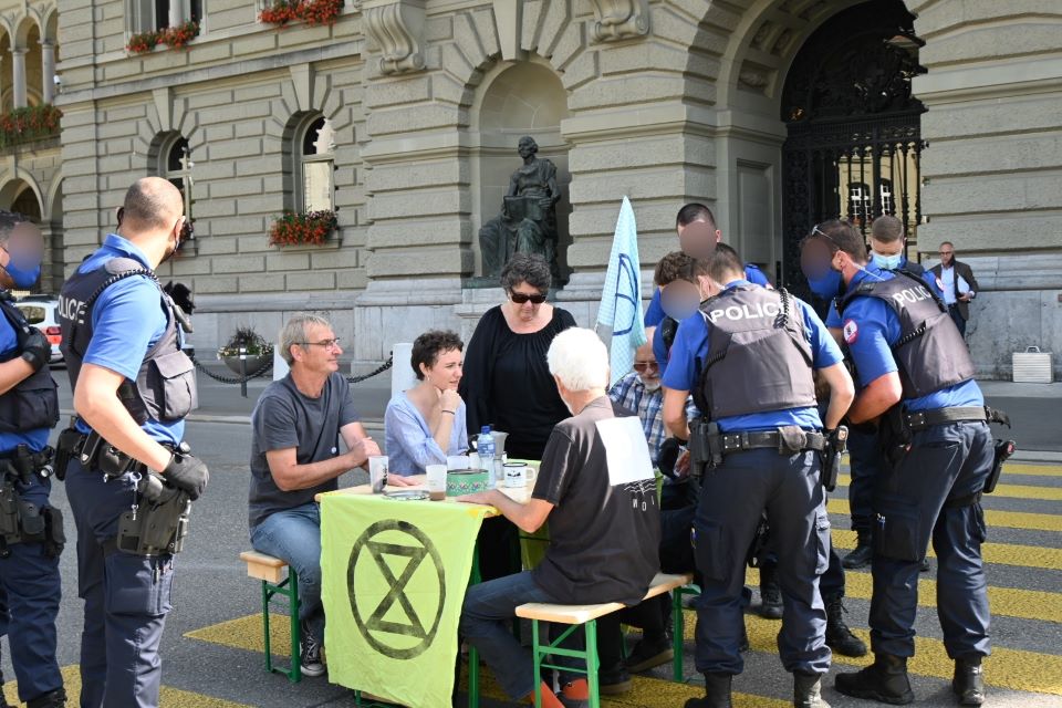 Polizisten fühlen sich mehr zu Keksen hingezogen als Parlamentarier. Polizisten fühlen sich mehr zu Keksen hingezogen als Parlamentarier.