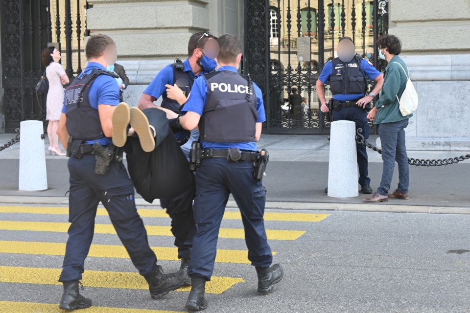 Die Polizei entreisst eine Rebellin ihrem Kaffee und ihren Keksen und bringt sie in eine Welt des Klimakollapses. Die Polizei entreisst eine Rebellin ihrem Kaffee und ihren Keksen und bringt sie in eine Welt des Klimakollapses.